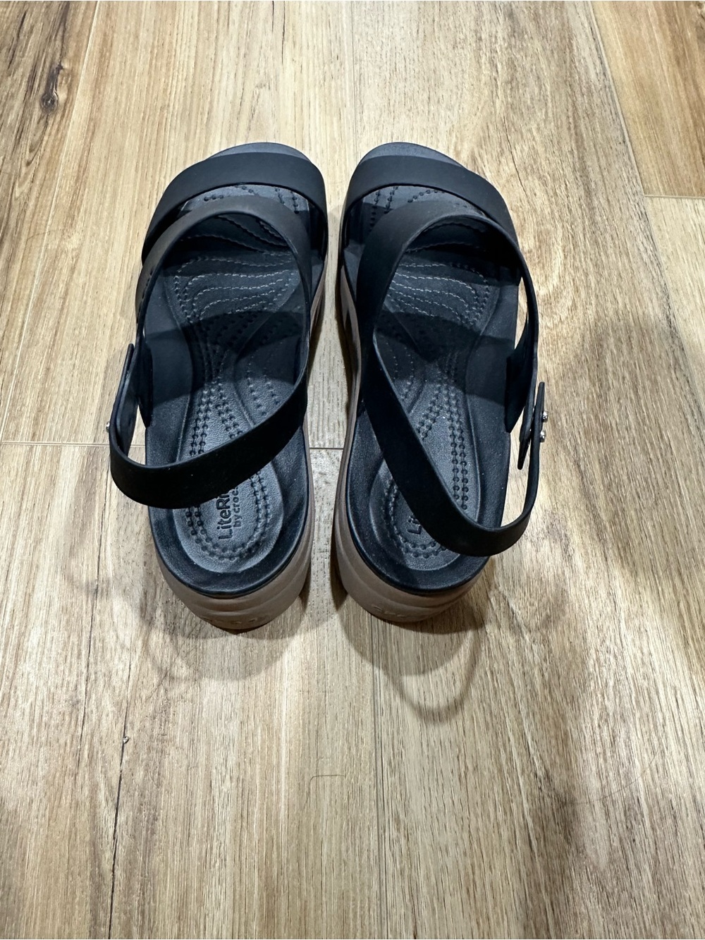WOMEN'S CROCS BROOKLYN LOW WEDGE SANDALS - Picture 3 of 6
